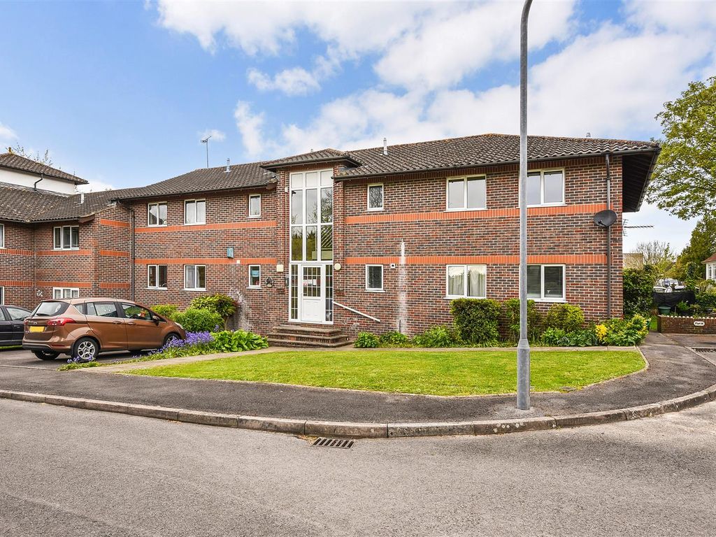 2 bed flat for sale in Charlton Road, Andover SP10, £185,000 Zoopla