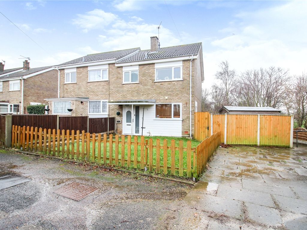 3 bed semidetached house for sale in Alder Close, Bradwell, Great