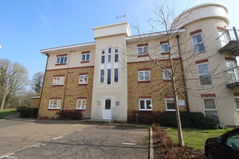 2 bed flat to rent in Crawley RH11, £1,400 pcm Zoopla