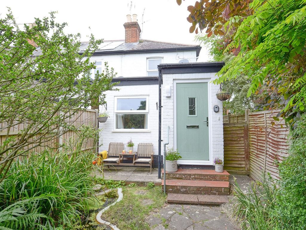 2 bed end terrace house for sale in Clarence Road, Fleet GU51, £375,000