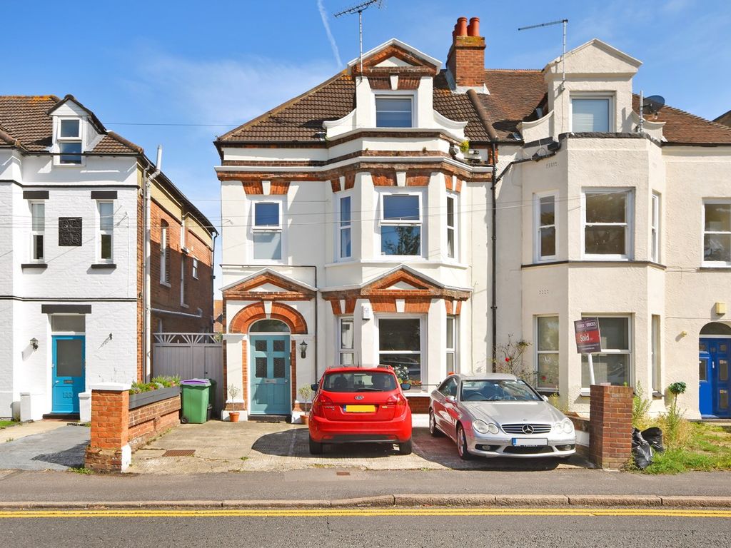 2 bed flat to rent in Radnor Park Road, Folkestone, Folkestone CT19