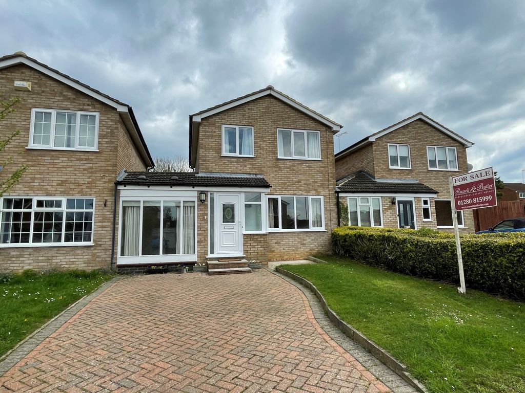3 bed linkdetached house for sale in Swallow Close, Buckingham MK18