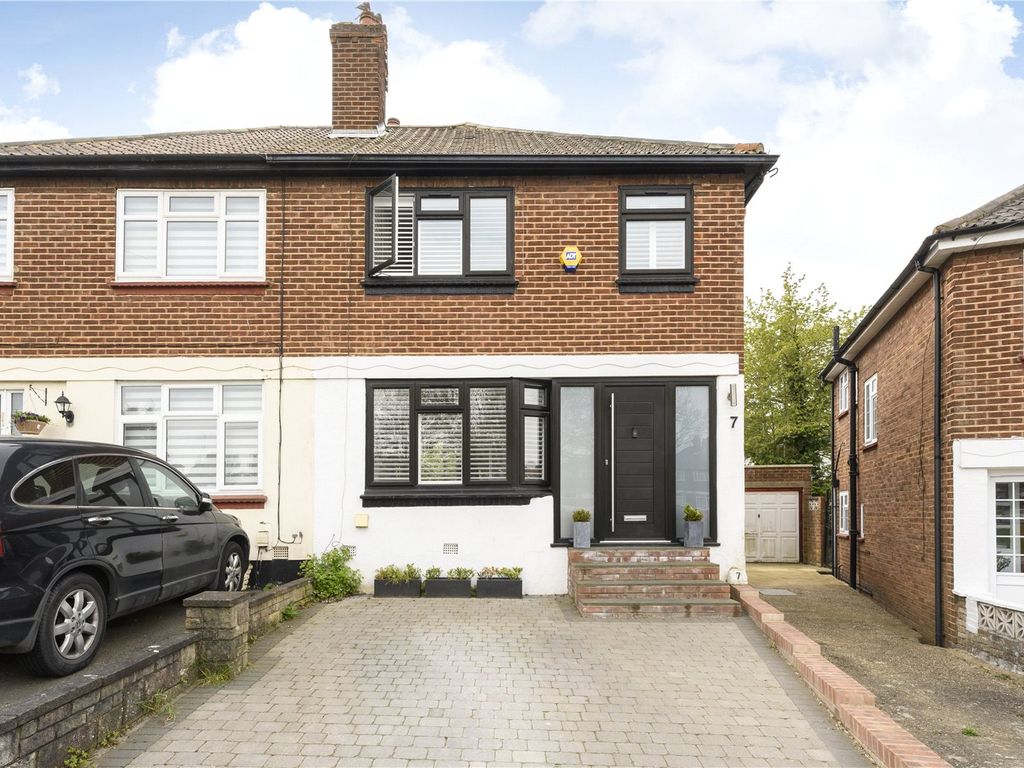 3 bed semidetached house for sale in Langley Crescent, Edgware