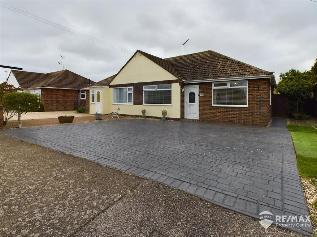 3 bed semidetached bungalow for sale in Dove Crescent, Dovercourt