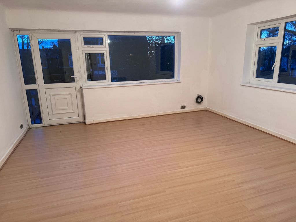 2 bed flat to rent in Tree View Court, Maghull, Liverpool L31, £725 pcm