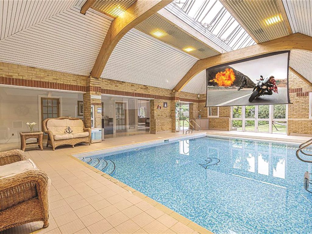 6 bed detached house for sale in Aldenham Road, Letchmore Heath