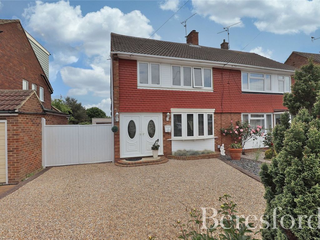 4 bed semidetached house for sale in Ravensbourne Drive, Chelmsford