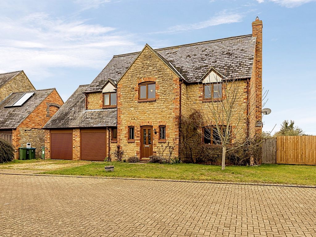 5 bed detached house for sale in New College Court, Chackmore