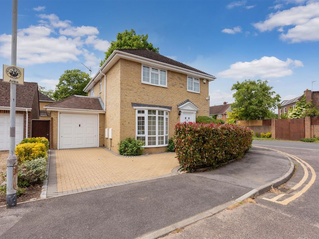 3 bed barn conversion to rent in Juniper Drive, Maidenhead SL6, £2,350