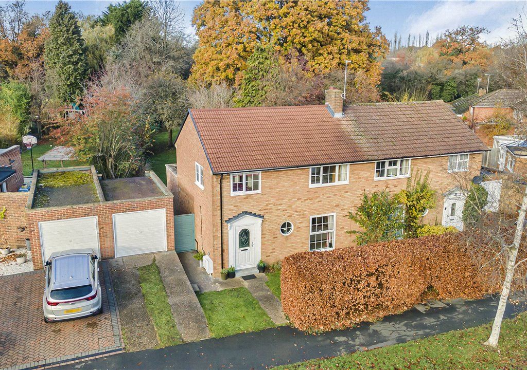 3 bed semidetached house for sale in Howlands, Welwyn Garden City