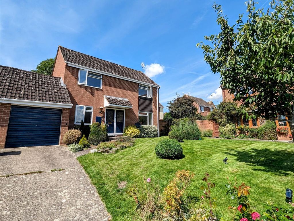 4 bed linkdetached house for sale in Oakridge, Highnam, Gloucester GL2