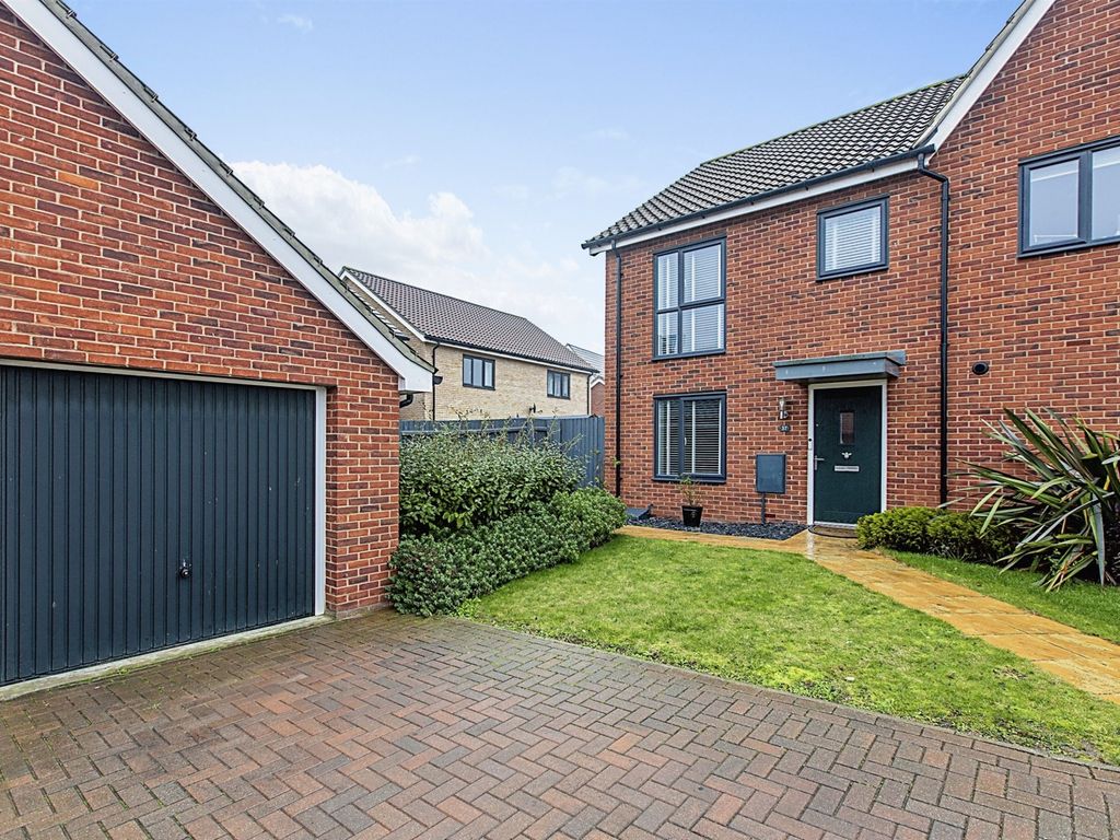 3 bed semidetached house for sale in Beaufort Road, Upper Cambourne