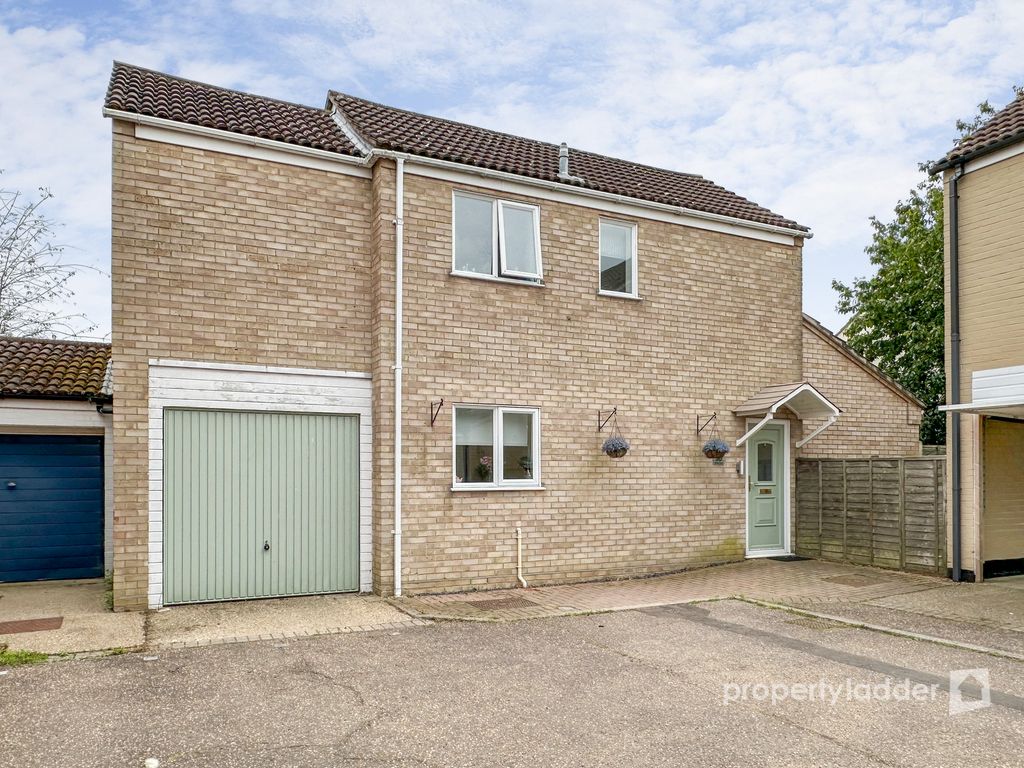 3 bed detached house for sale in Porter Road, Long Stratton, Norwich NR15, £220,000 Zoopla