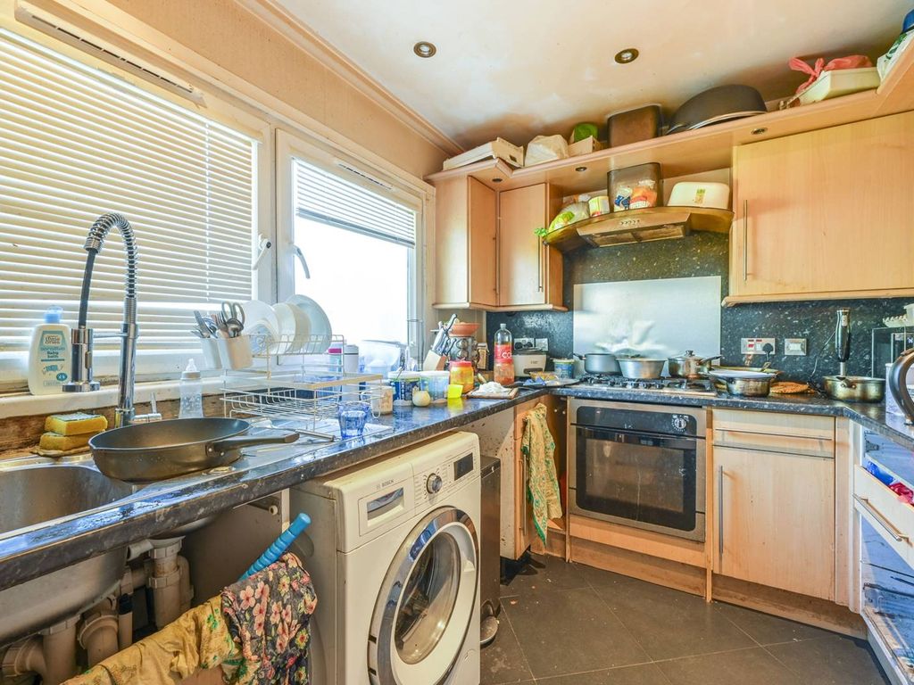 3 bed flat for sale in Cable Street, Shadwell, London E1, £390,000 Zoopla