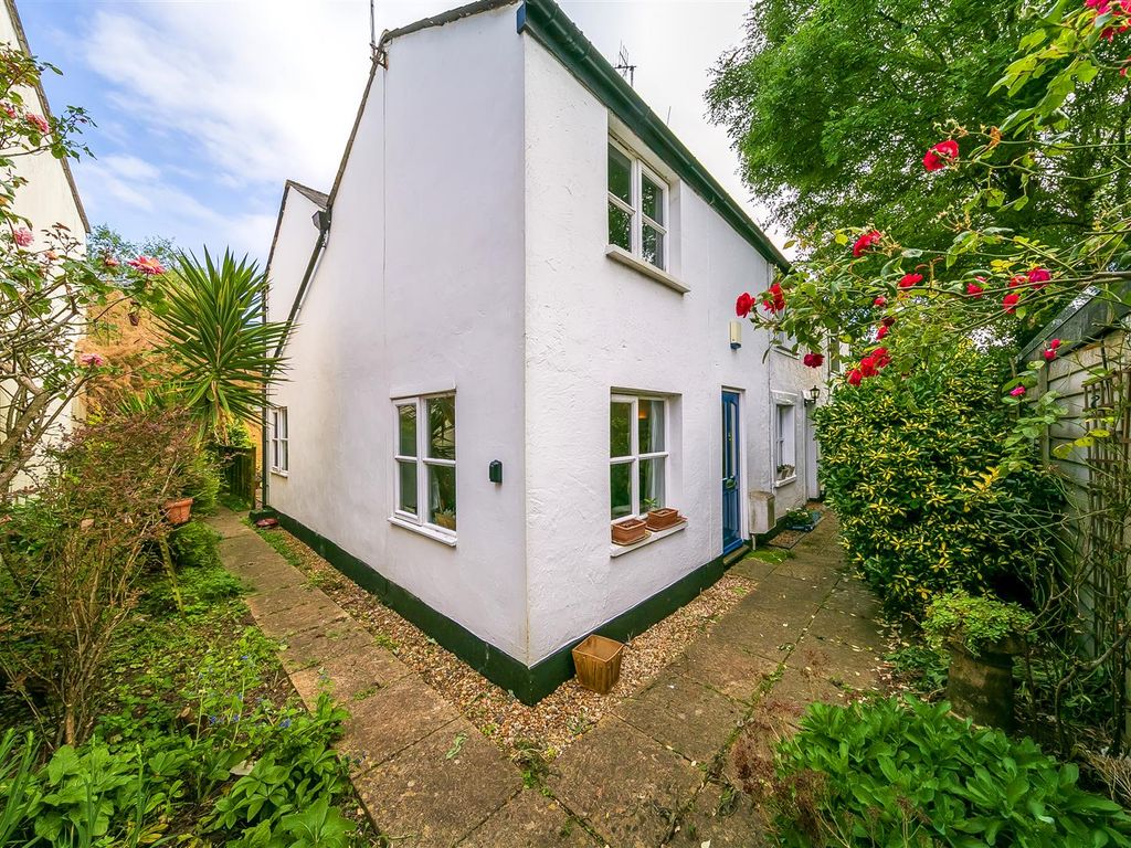 2 bed end terrace house for sale in Windmill Road, Hampton Hill