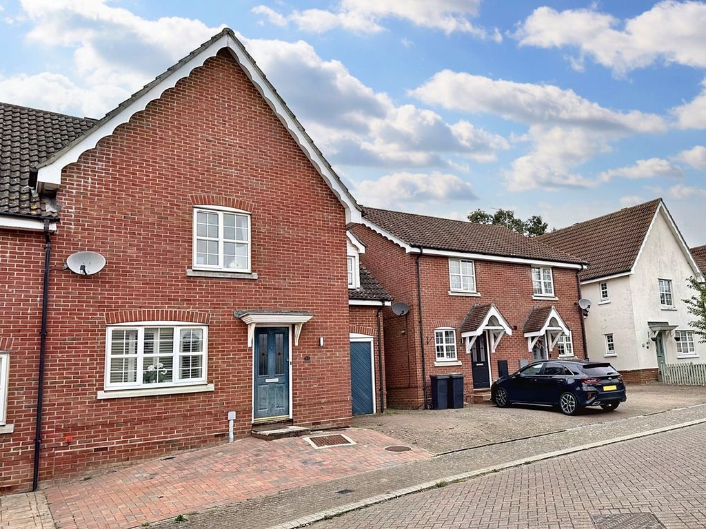 4 bed semidetached house for sale in Nightingale Close, Stowmarket
