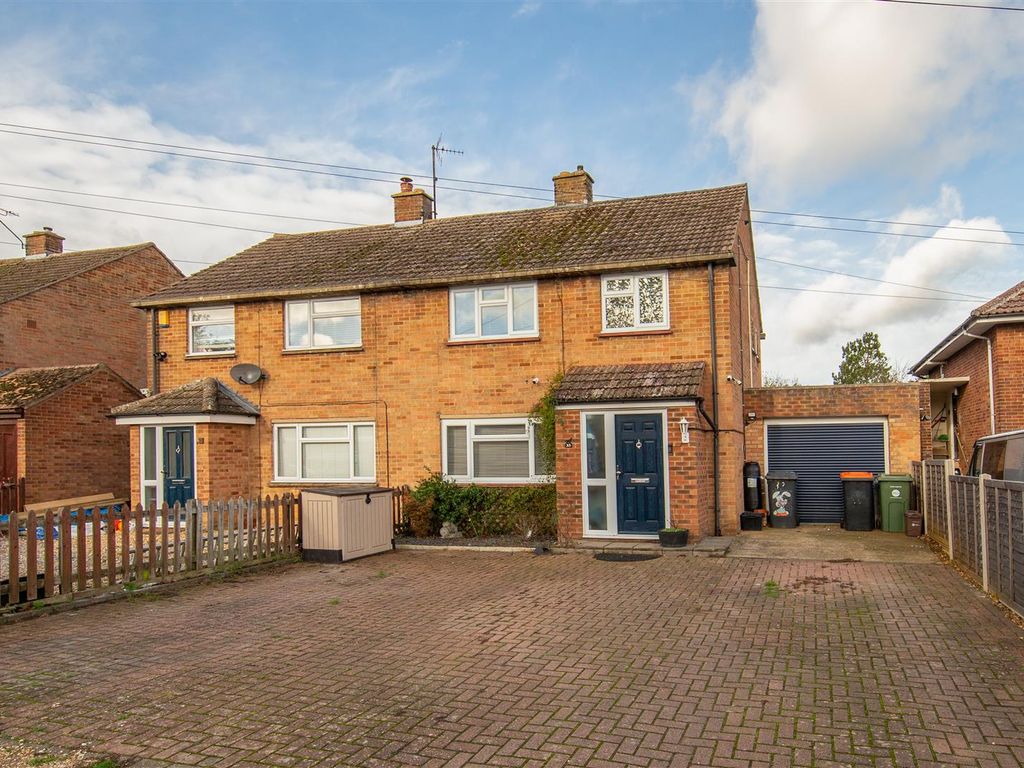 3 bed semidetached house for sale in Bush Close, Toddington, Dunstable