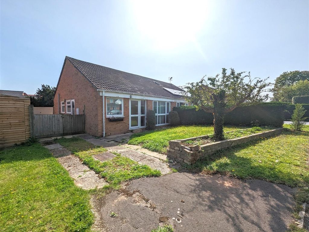 3 bed semidetached bungalow for sale in Compton Close, Corse