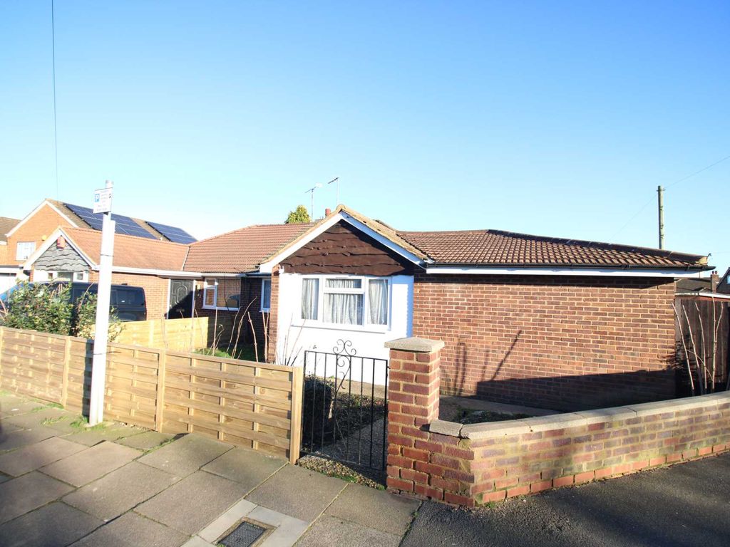 4 bed semidetached bungalow for sale in Stanton Road, Luton LU4, £