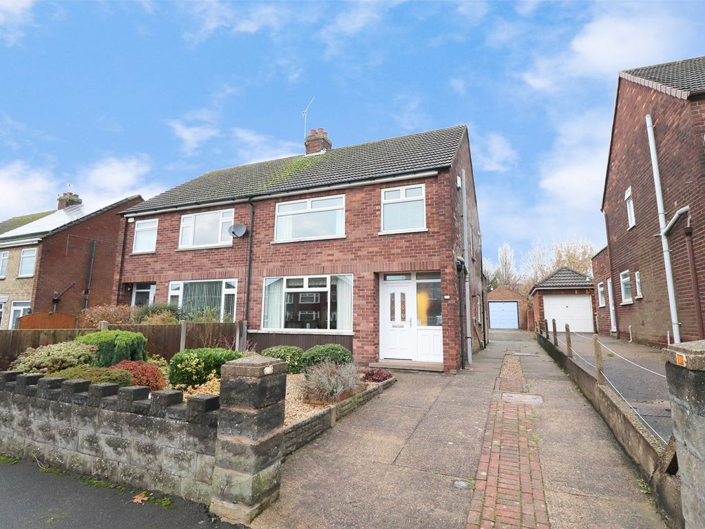 3 bed semidetached house for sale in Willoughby Road, Scunthorpe DN17