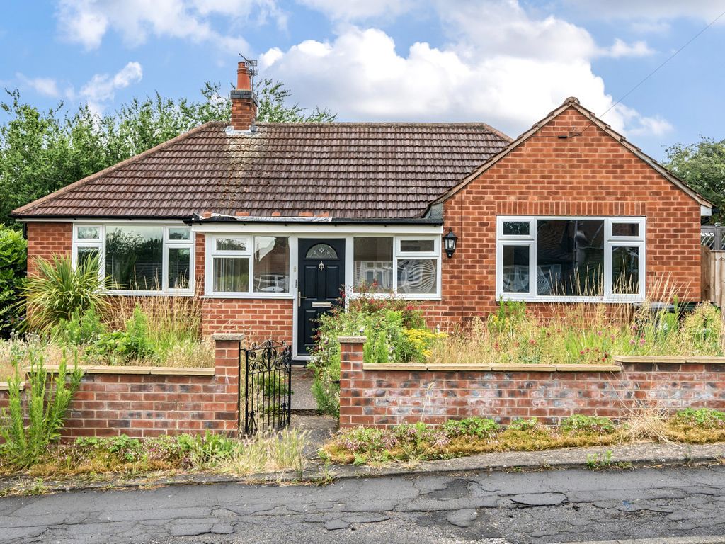 2 bed bungalow for sale in Cromford Avenue, Carlton, Nottingham NG4, £
