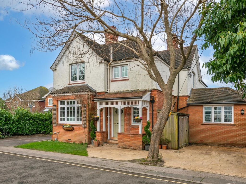 4 bed detached house for sale in Malthouse Road, Crawley RH10, £795,000