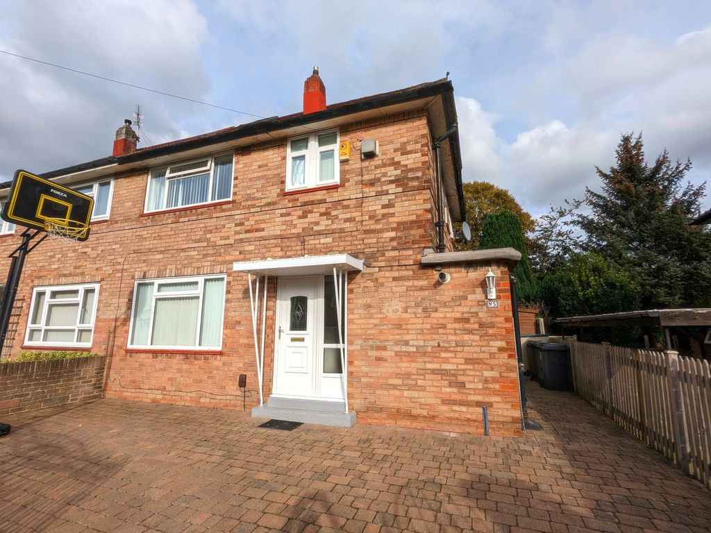 3 bed semidetached house for sale in Sandringham Mount, Moortown