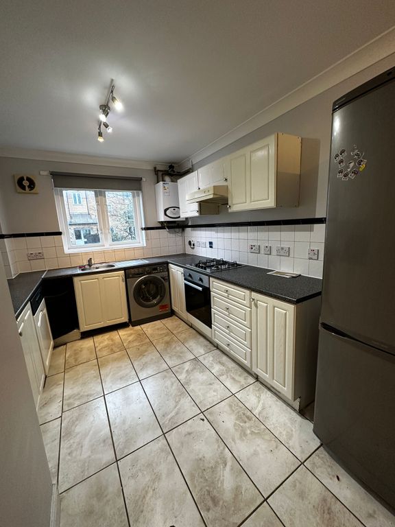 Room to rent in Buxhall Crescent, London E9, £800 pcm Zoopla
