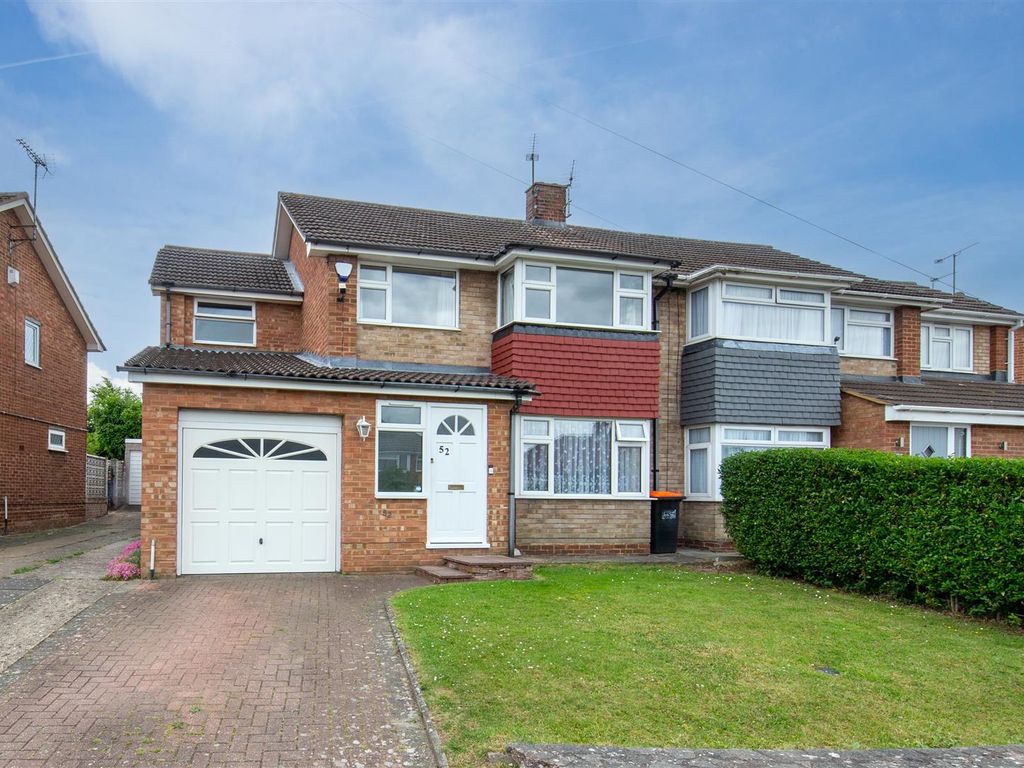4 bed semidetached house for sale in Lockington Crescent, Dunstable