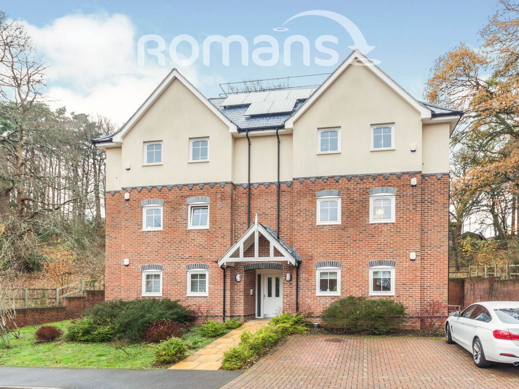 2 bed flat to rent in The Rise, Crowthorne RG45, £1,350 pcm Zoopla
