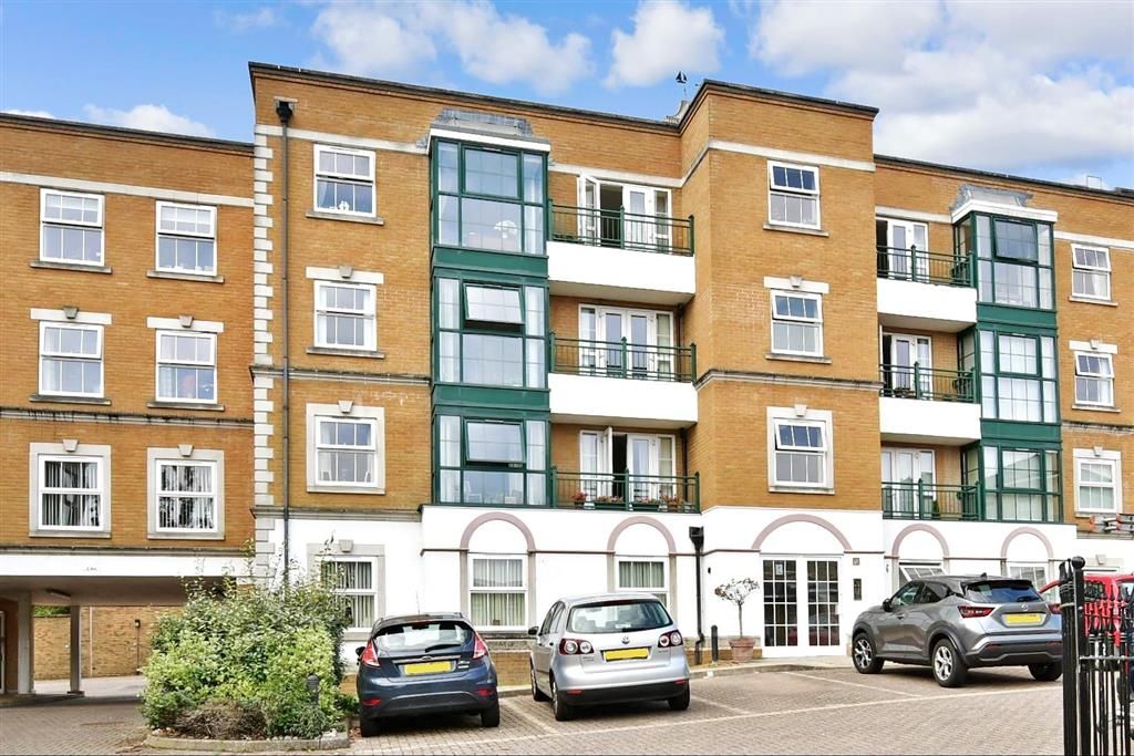 3 bed flat for sale in Medina Gardens, Cowes, Isle Of Wight PO31 Zoopla