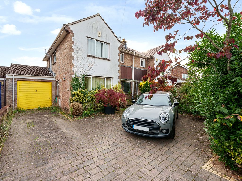 4 bed semidetached house for sale in Bourne Close, Winterbourne
