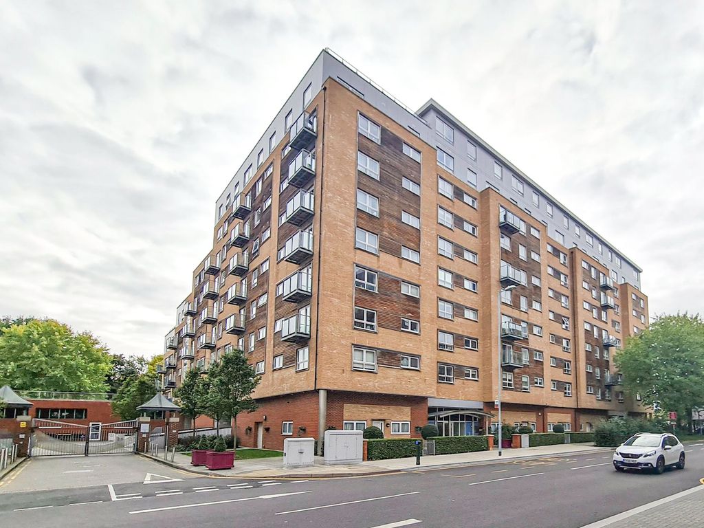 2 bed flat to rent in Cherrydown East, Basildon SS16, £1,550 pcm Zoopla
