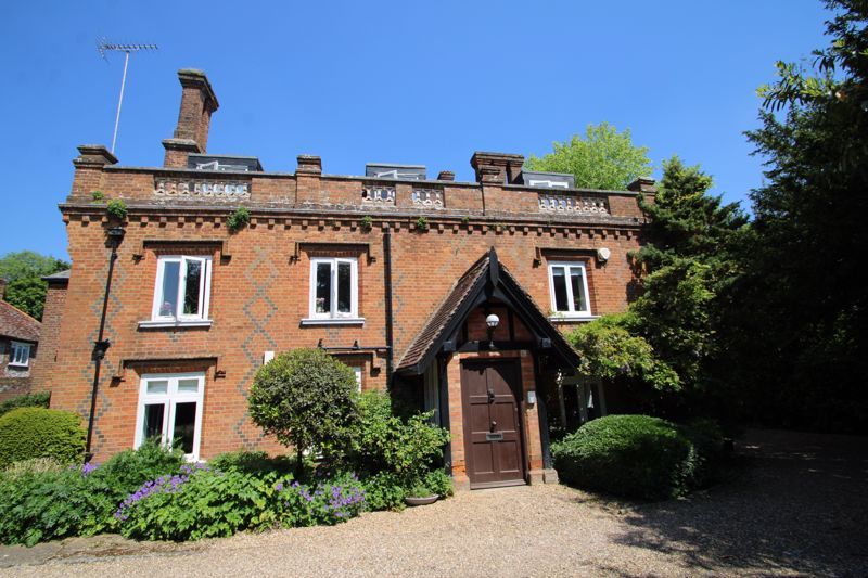 2 bed flat for sale in Totteridge Lane, High HP13, £359,950