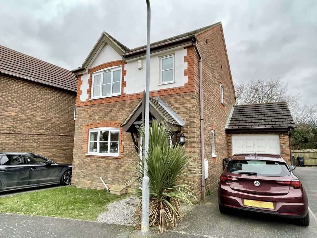 3 bed linkdetached house for sale in Swale Close, Stone Cross, East