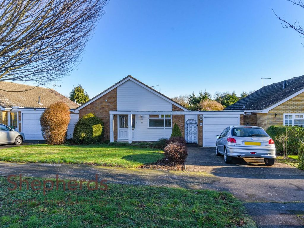 2 bed detached bungalow for sale in Warners Avenue, Hoddesdon EN11, £