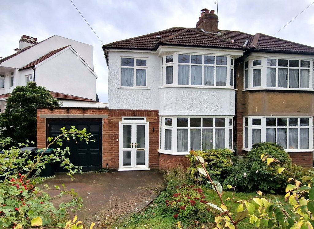 3 bed semidetached house for sale in Lakeside Crescent, EN4, £