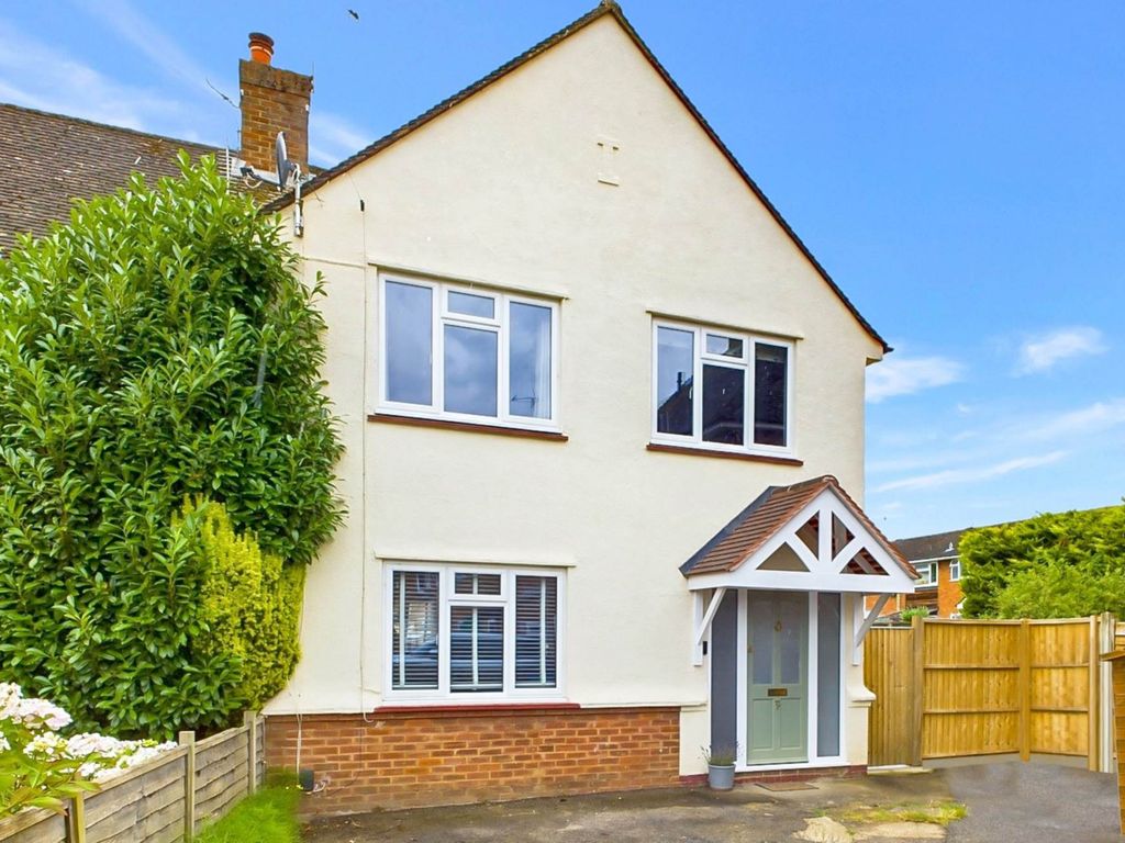 3 bed end terrace house for sale in Newfield Gardens, Marlow SL7, £
