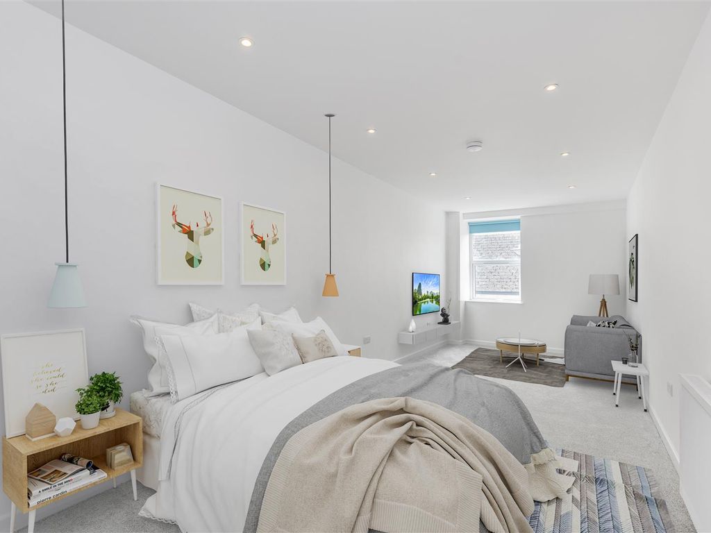 3 bed flat to rent in Graham Road, Worthing BN11, £1,750 pcm Zoopla