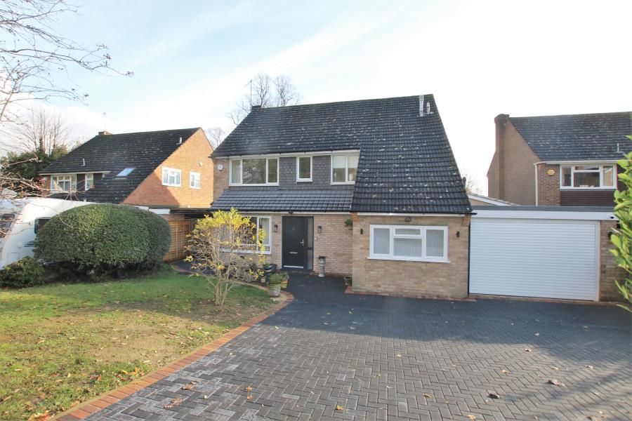 4 bed detached house to rent in Orchard Mains, Hook Heath, Woking GU22