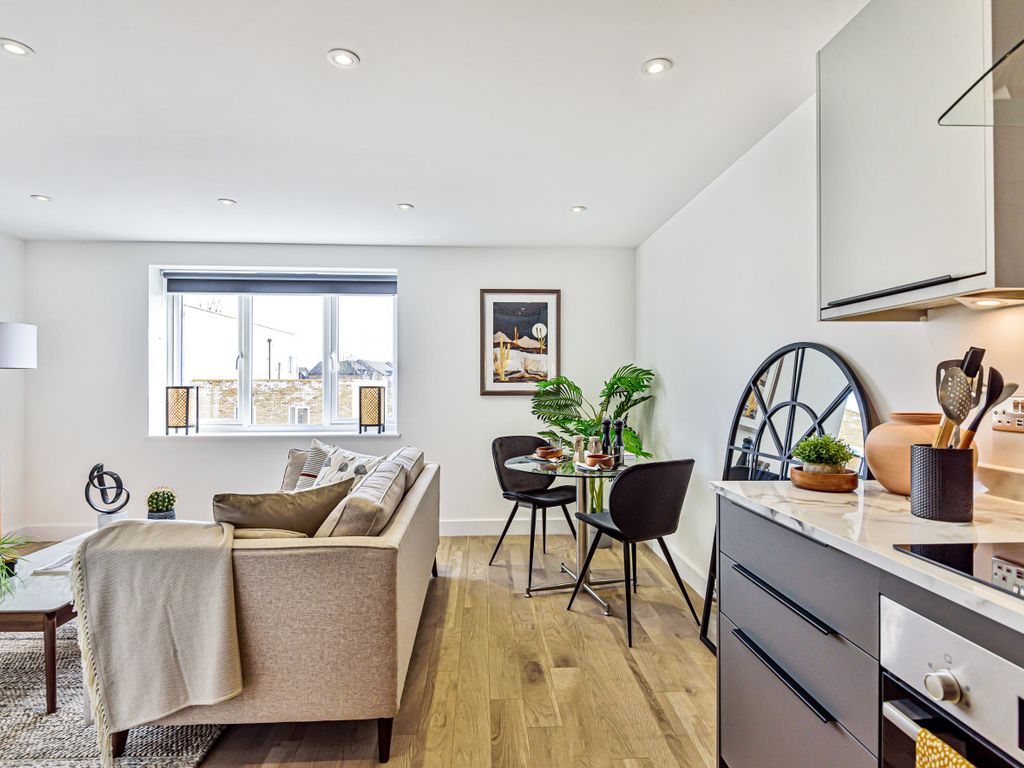 1 bed flat to rent in Windmill Lane, Hanwell UB2, £1,600 pcm Zoopla