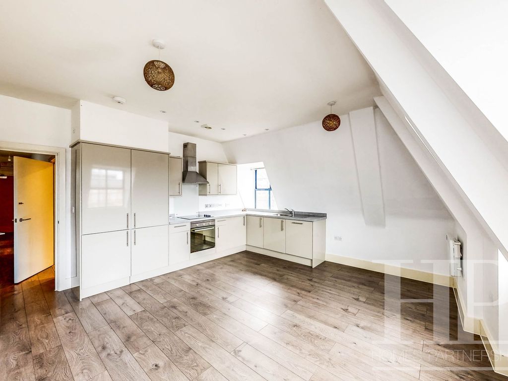 2 bed flat to rent in High Street, Crawley RH10, £1,400 pcm Zoopla