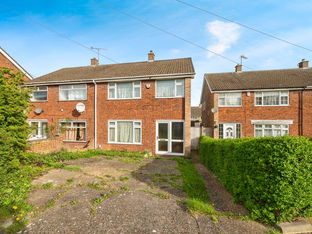 3 bed semidetached house for sale in Radnor Road, Luton, Bedfordshire