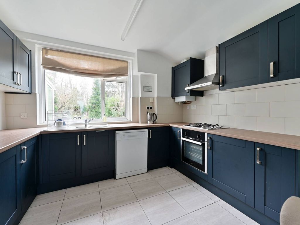 5 bed semidetached house to rent in Hillcross Avenue, Morden SM4, £