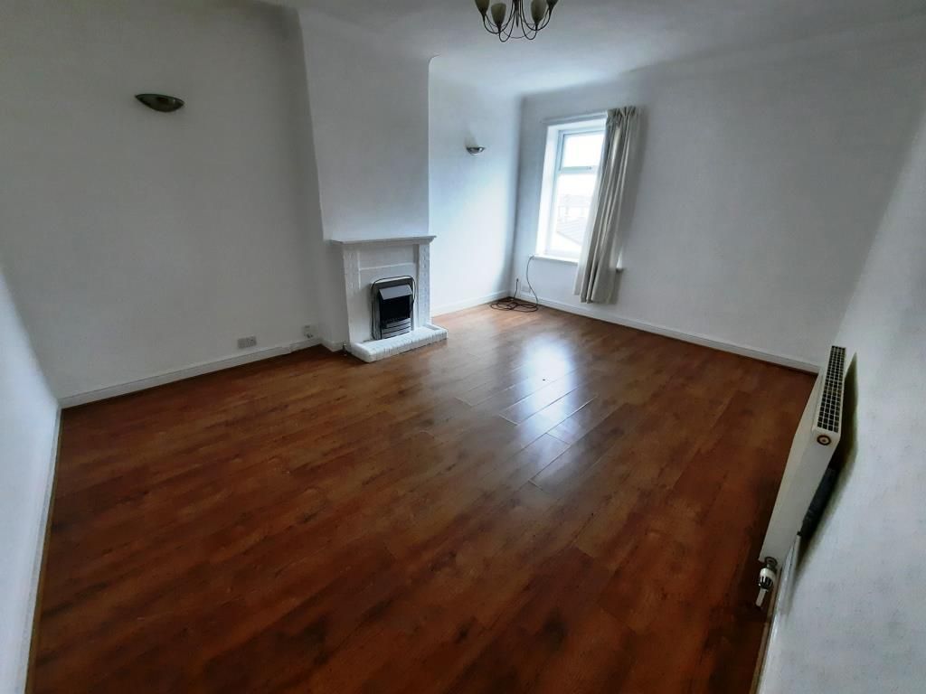 3 bed flat to rent in Rosegrove Lane, Burnley BB12, £575 pcm Zoopla