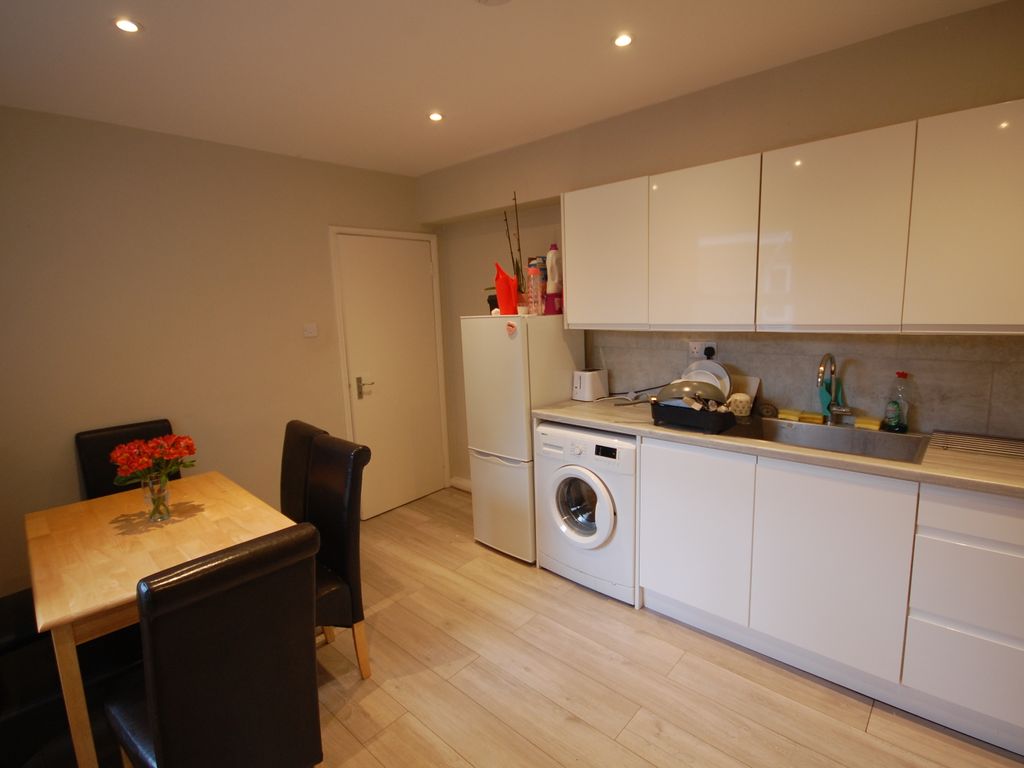 2 bed flat to rent in The Vale, London W3 Zoopla