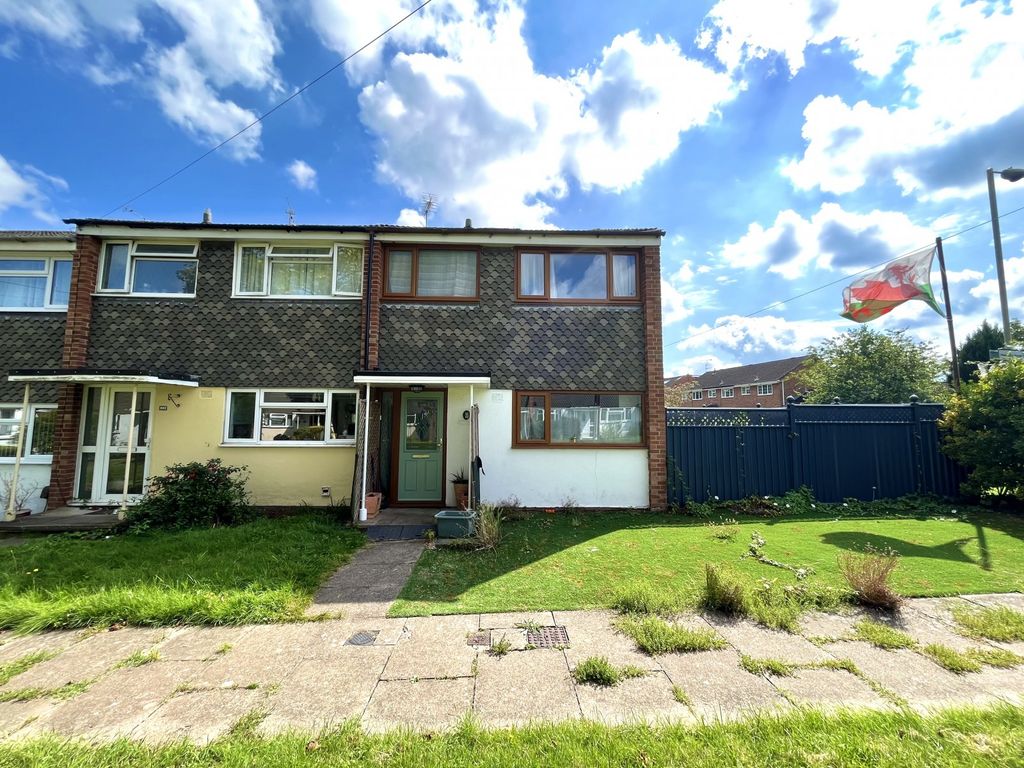 3 bed end terrace house for sale in Ryde Gardens, Yateley, Hampshire