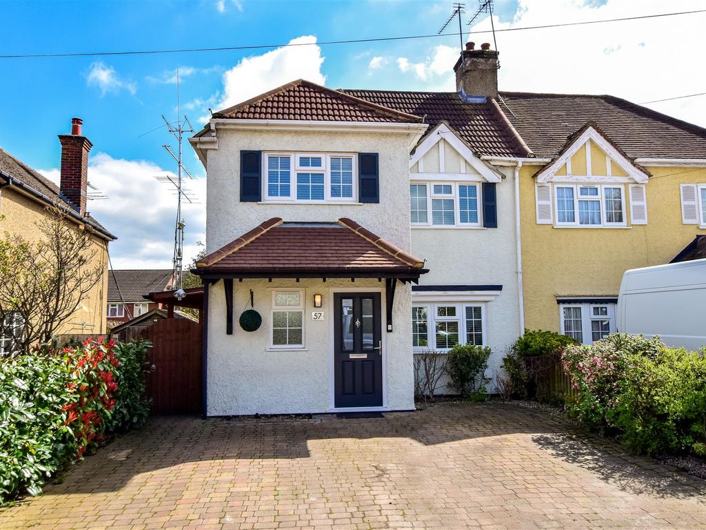 3 bed semidetached house to rent in Chesham Road, Bovingdon, Hemel