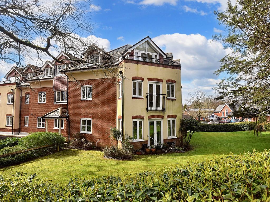 2 bed flat for sale in Winchester Road, Chandler's Ford SO53, £325,000
