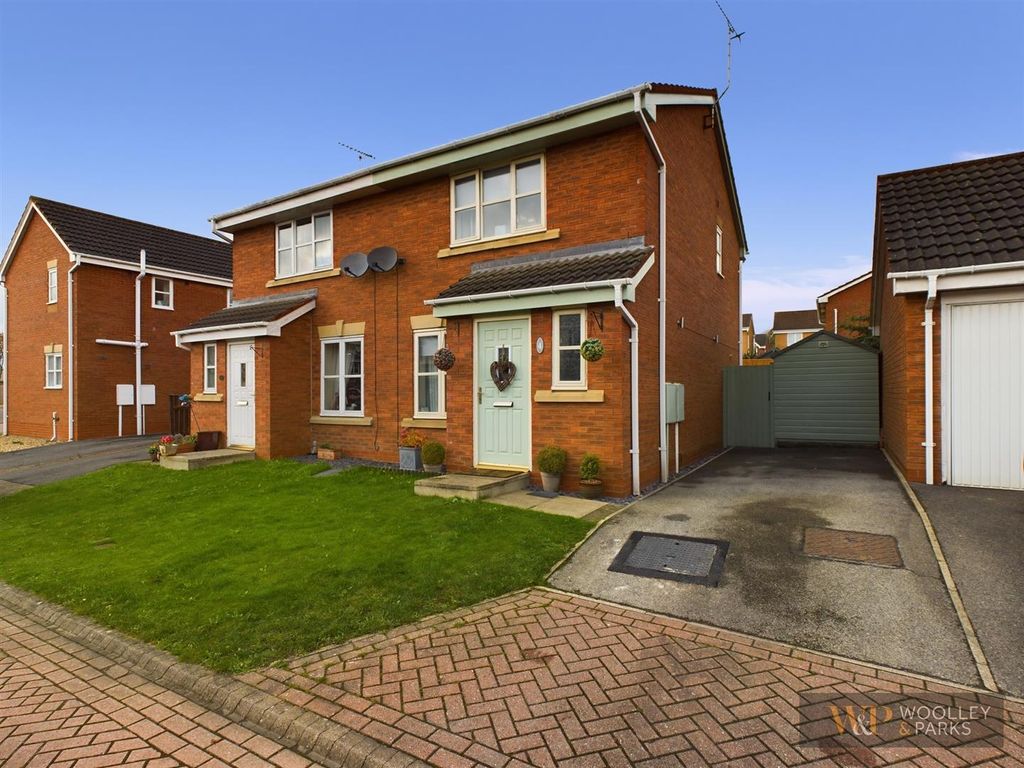 3 bed semidetached house for sale in Kestrel Close, Driffield YO25, £